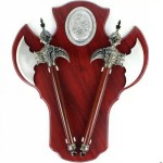 Set 2 Topoare pe suport de lemn decorative de panoplie cu prindere pe perete EMS-234