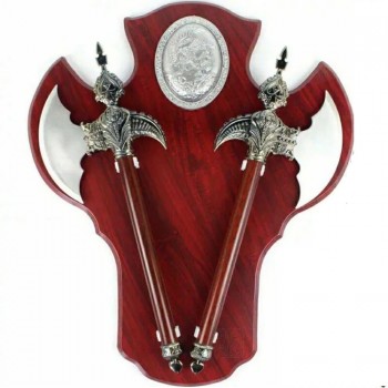 Set 2 Topoare pe suport de lemn decorative de panoplie cu prindere pe perete EMS-234