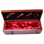 Cutie pentru o sticla de vin din lemn cu 4 accesorii incluse