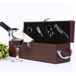 Cutie cadou pentru sticla de  vin imbracata in piele ecologica,maro cu 4 accesorii